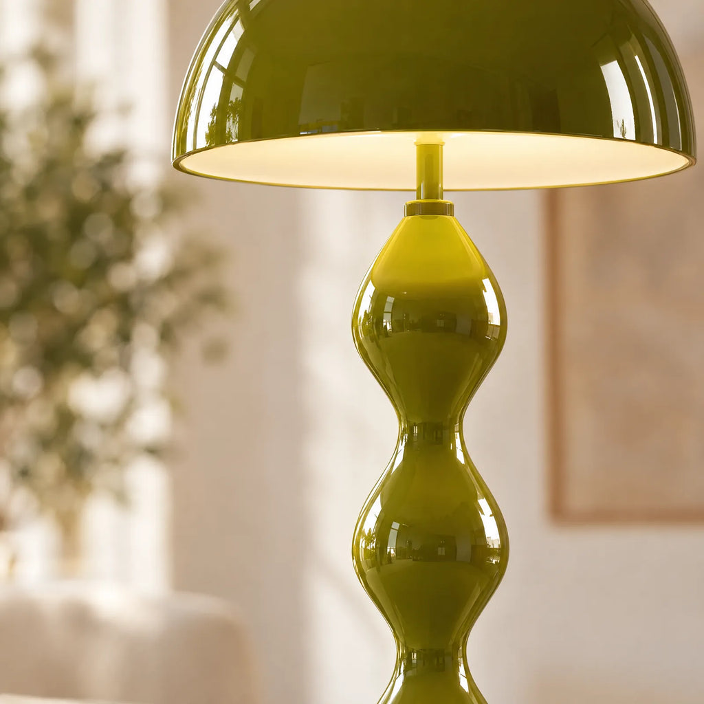 Détail du pied ondulé laqué et de l'abat-jour du lampadaire Laro vert olive