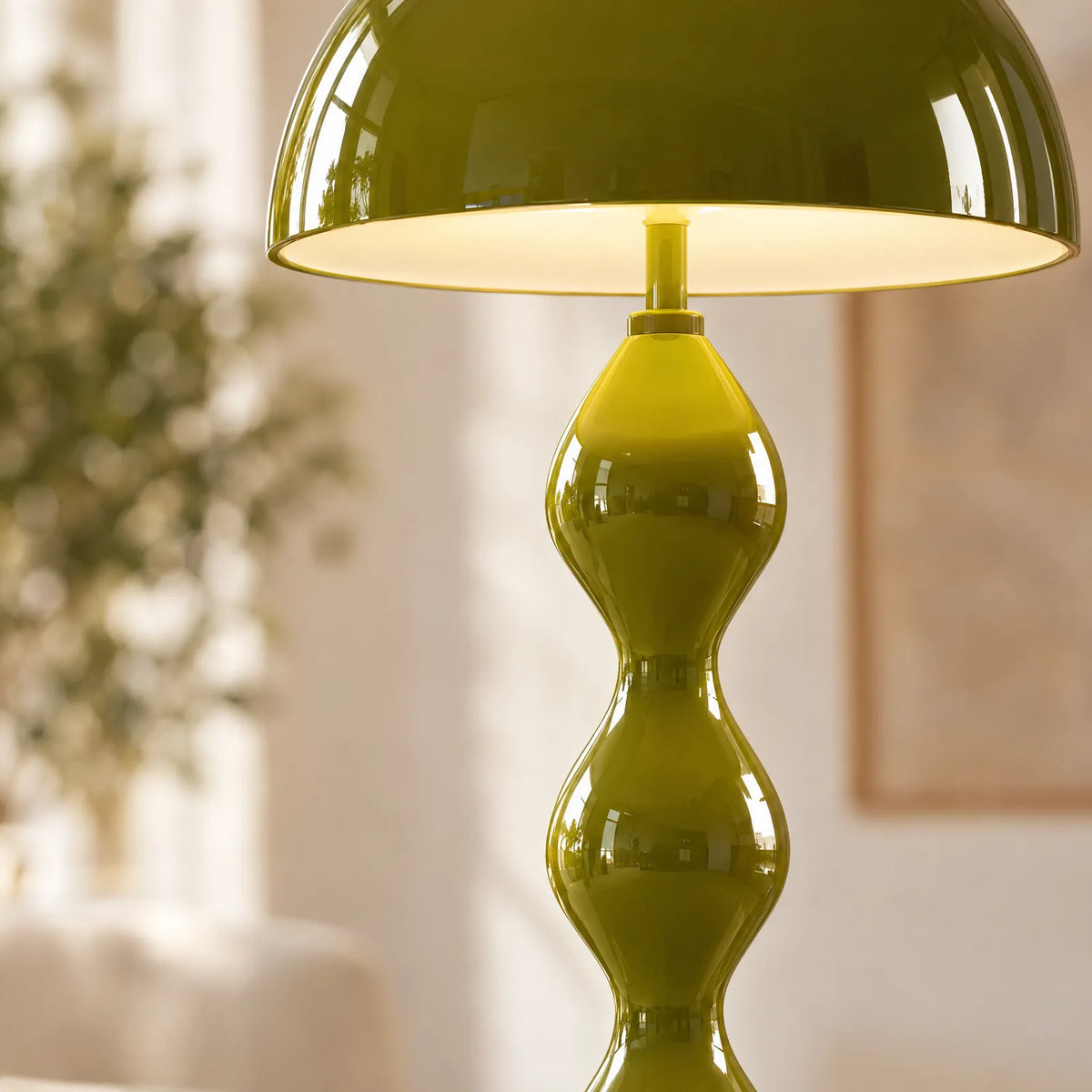 Détail du pied ondulé laqué et de l'abat-jour du lampadaire Laro vert olive