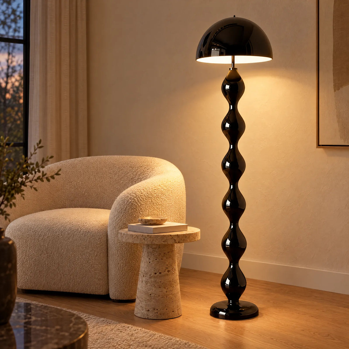 Lampadaire Laro noir allumé près d'un fauteuil bouclette