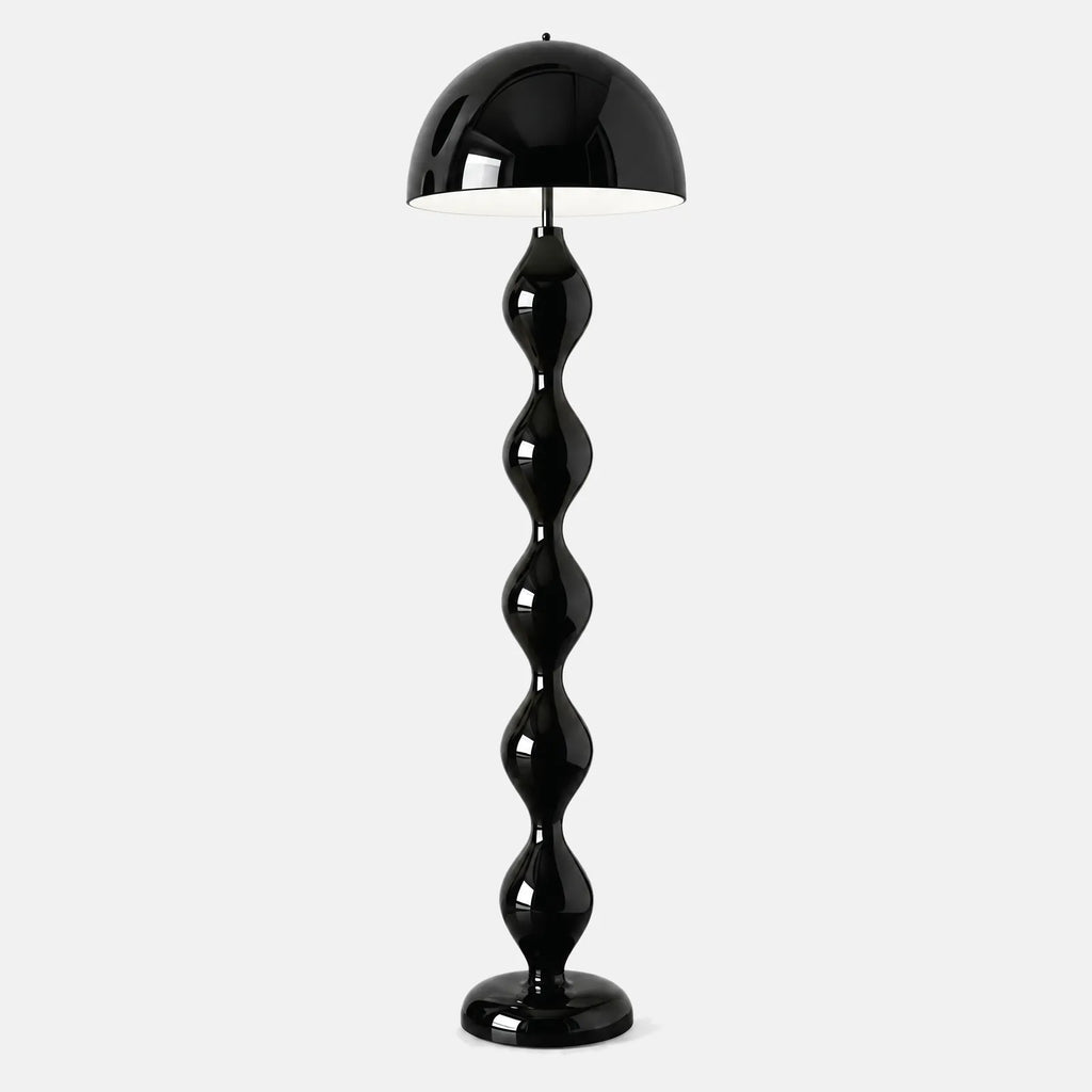 Lampadaire Laro noir laqué, pied ondulé et abat-jour dôme, photo sur fond uni
