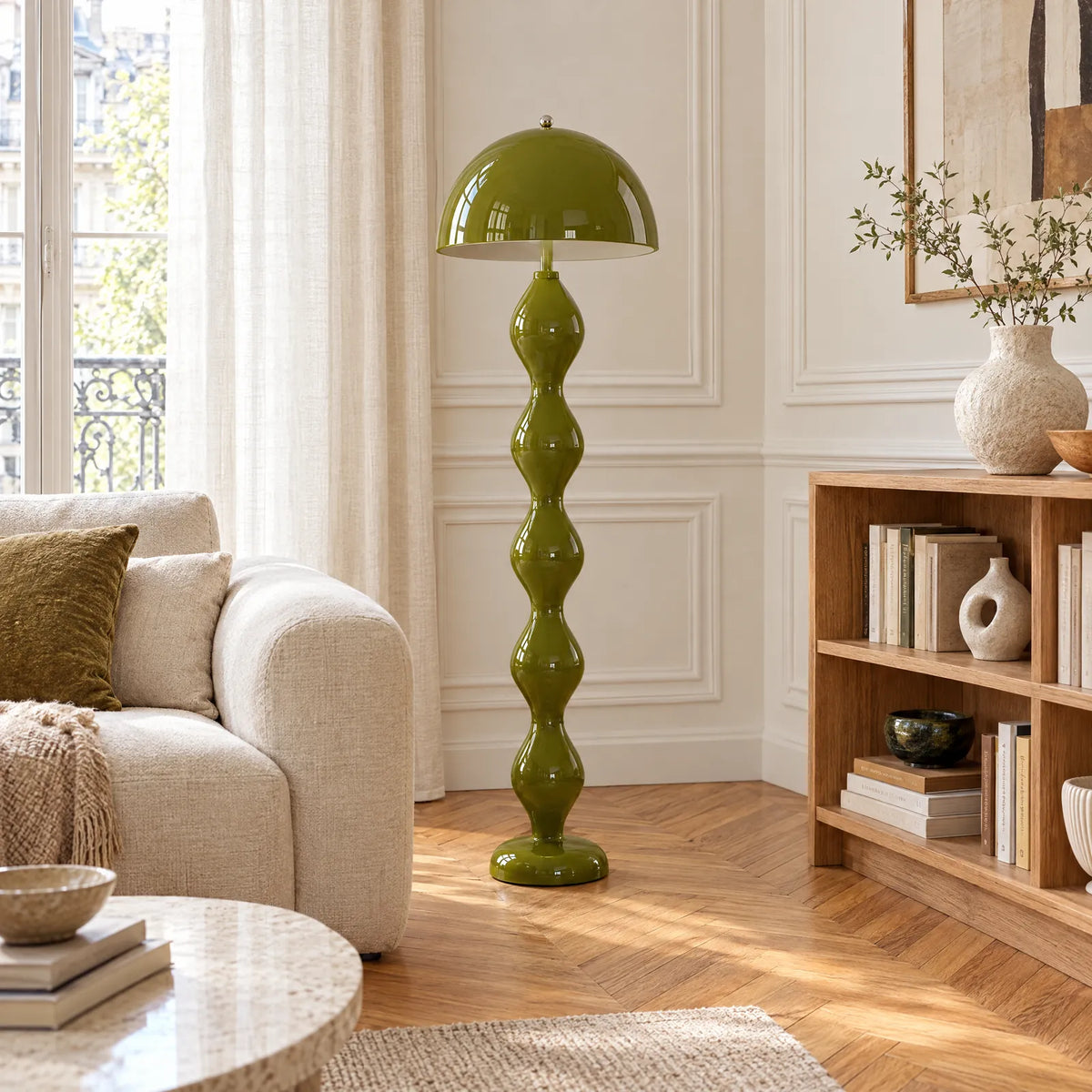Lampadaire Laro vert olive dans un salon parisien lumineux
