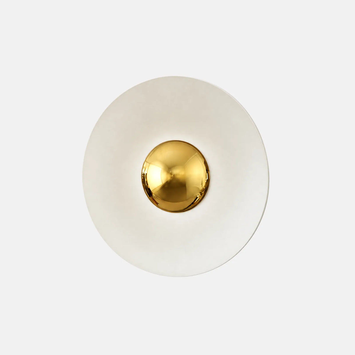 Applique murale design Oro, disque en métal blanc et sphère dorée, sur fond uni