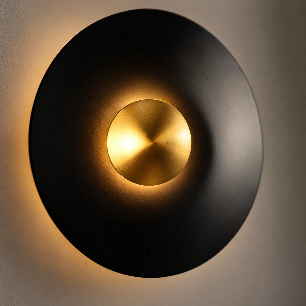 Détail du dôme en laiton et du halo lumineux de l'applique Oro noire