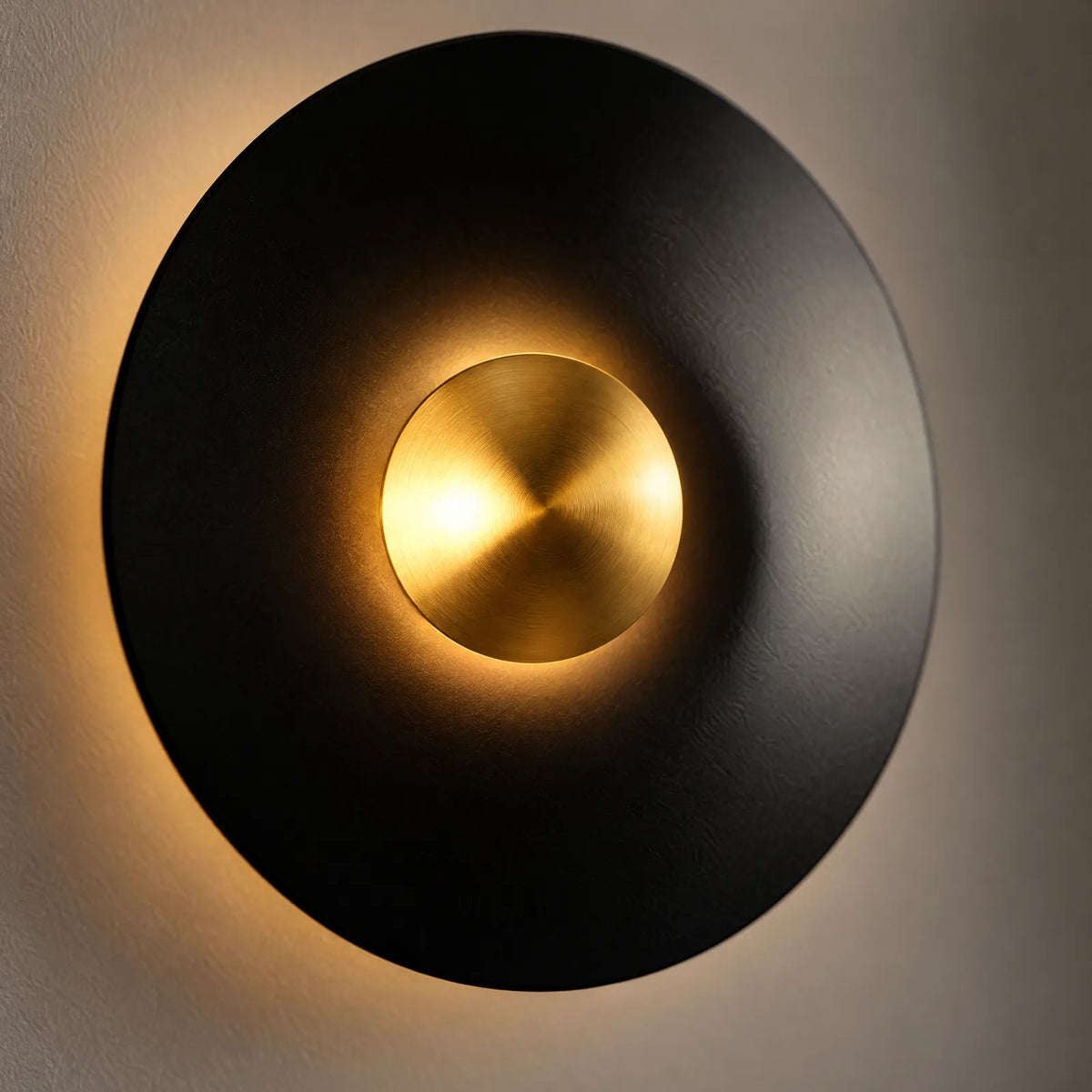 Détail du dôme en laiton et du halo lumineux de l'applique Oro noire