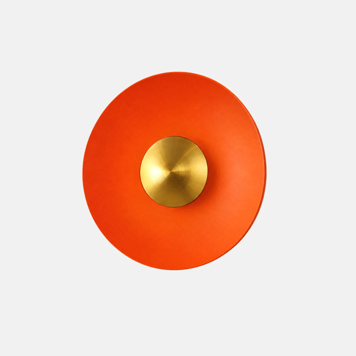 Applique murale design Oro, disque en métal orange et dôme en laiton, sur fond uni