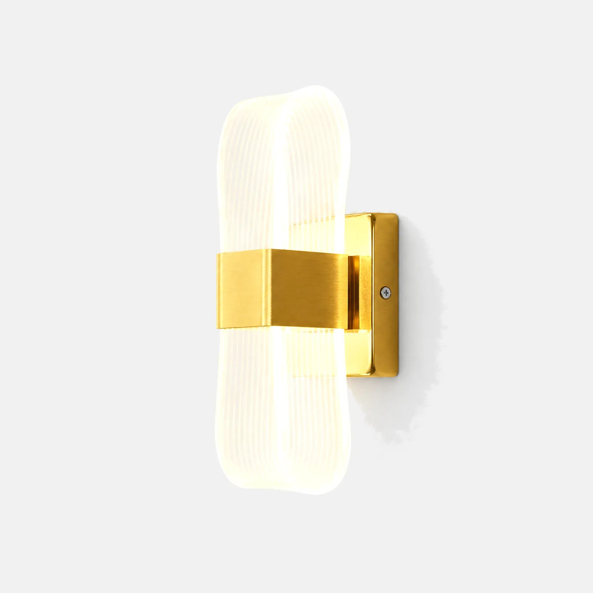 Applique LED Xéna, panneau en acrylique ondulé et bague dorée, sur fond uni