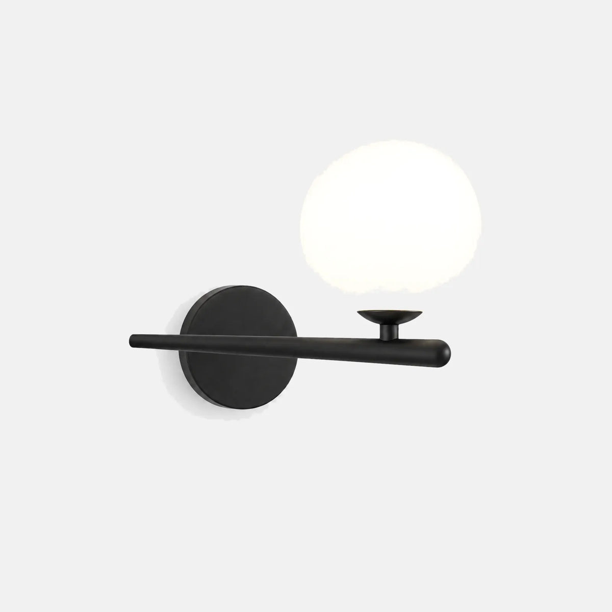 Applique murale Luxy noire avec globe en verre opalin, sur fond uni