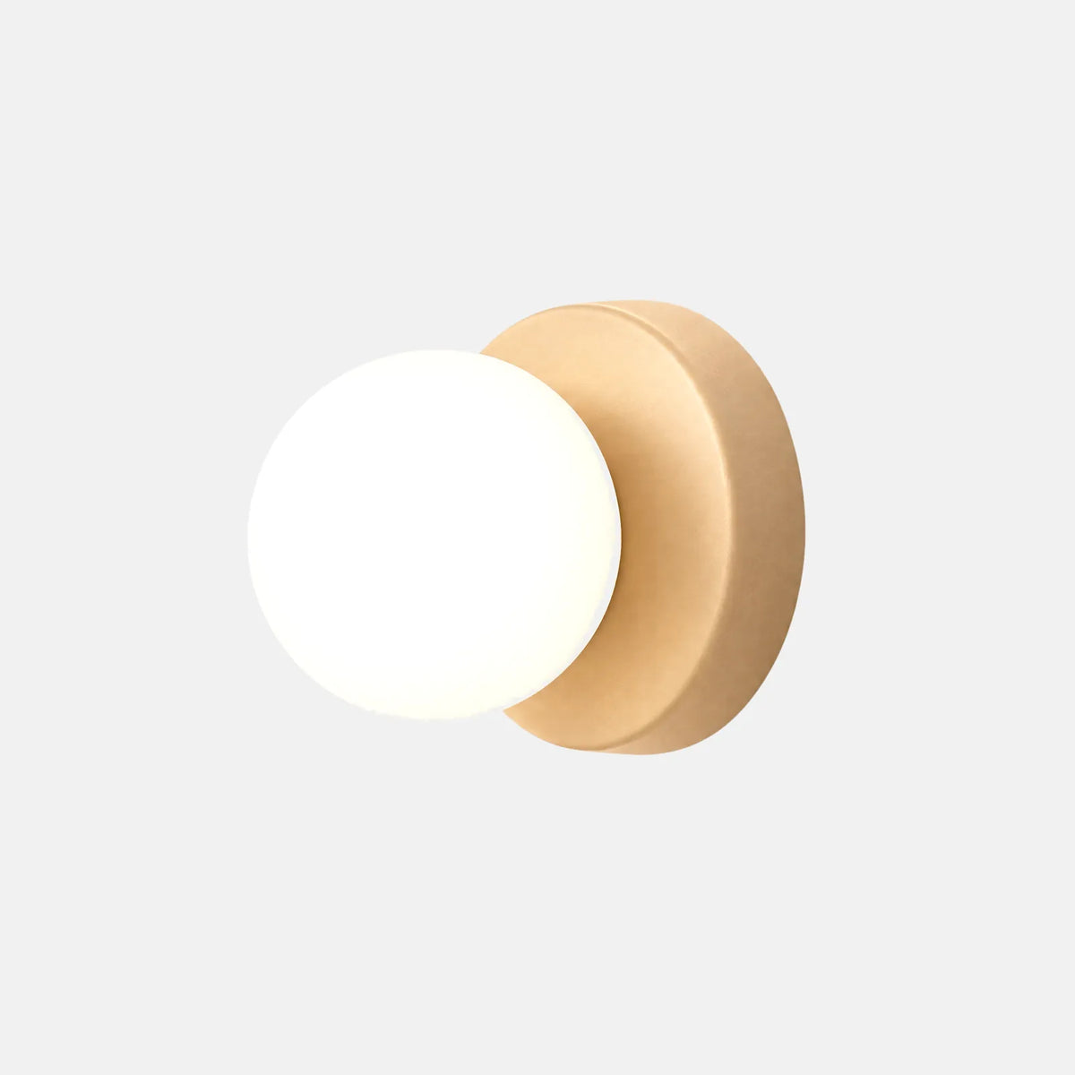 Applique boule Olia, disque beige et globe en verre opalin, sur fond uni