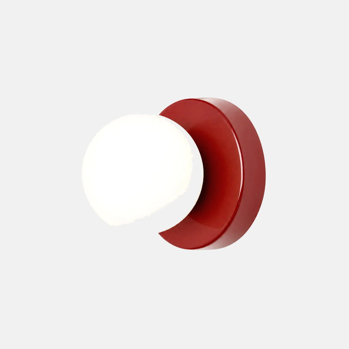 Applique boule Olia, disque rouge bordeaux et globe en verre opalin, sur fond uni