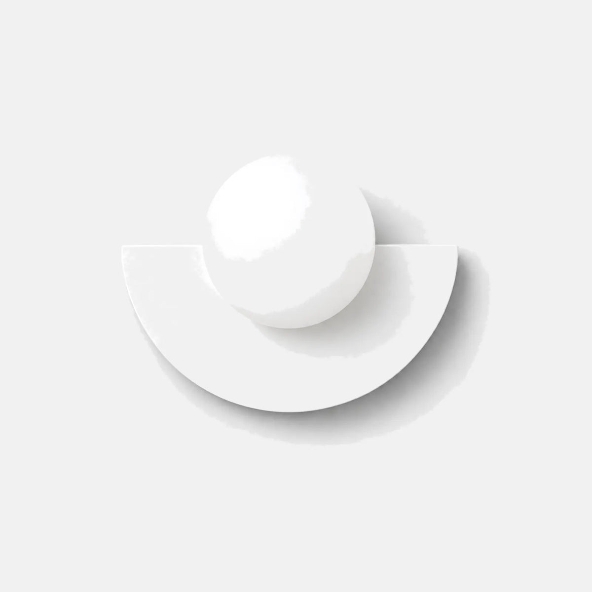Applique murale boule en verre Polux blanche, globe opalin sur demi-disque, sur fond uni