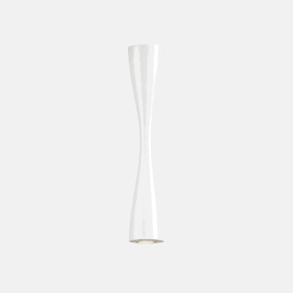 Applique murale double faisceau Caria blanche, forme sablier, sur fond uni