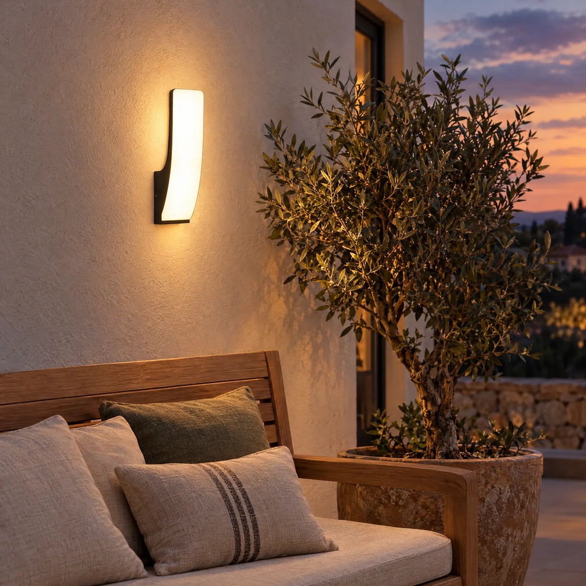 Applique extérieure Kalis allumée au-dessus d'un banc de terrasse Image