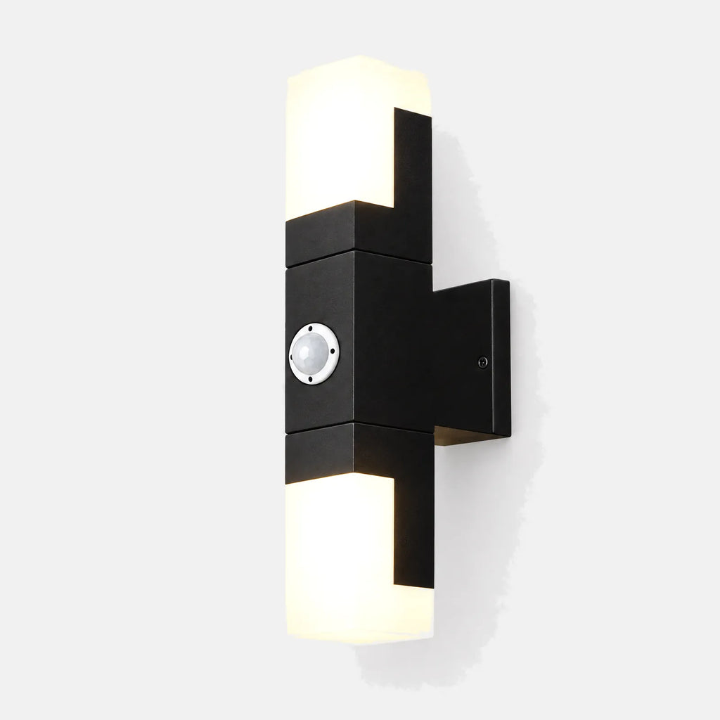 Applique extérieure Ibiza noire à double diffuseur et détecteur de mouvement, sur fond uni