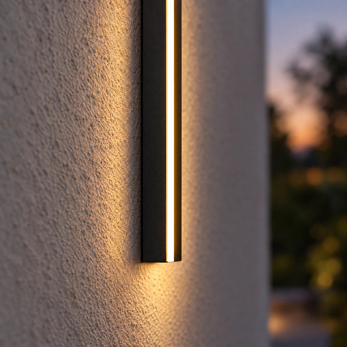 Détail de la réglette noire Omega et de sa ligne LED éclairant le mur