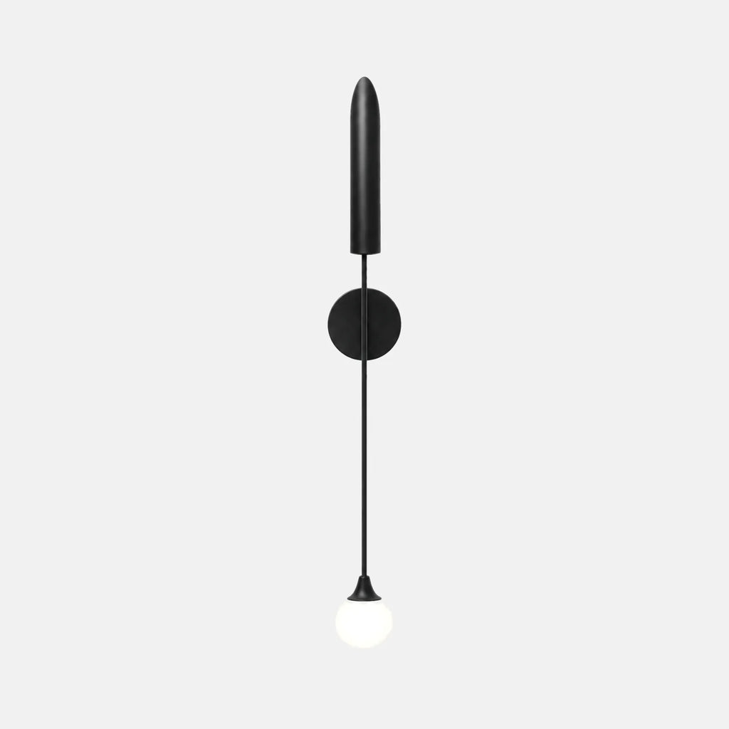 Applique murale Mori noire, longue tige et petit globe opalin, sur fond uni