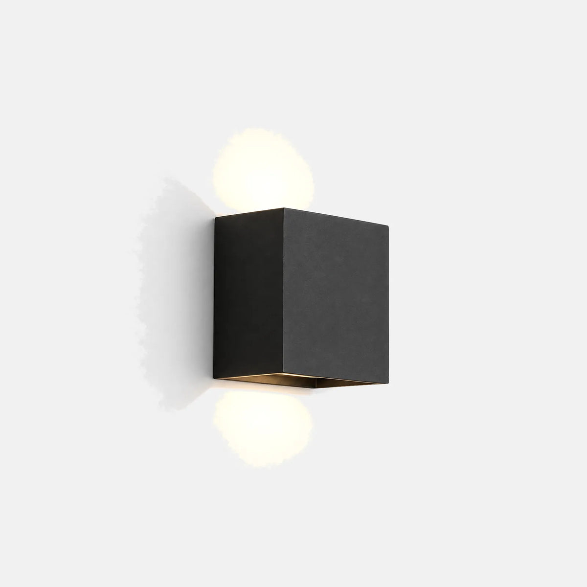 Applique extérieure cube Mira noire, éclairage haut et bas, sur fond uni