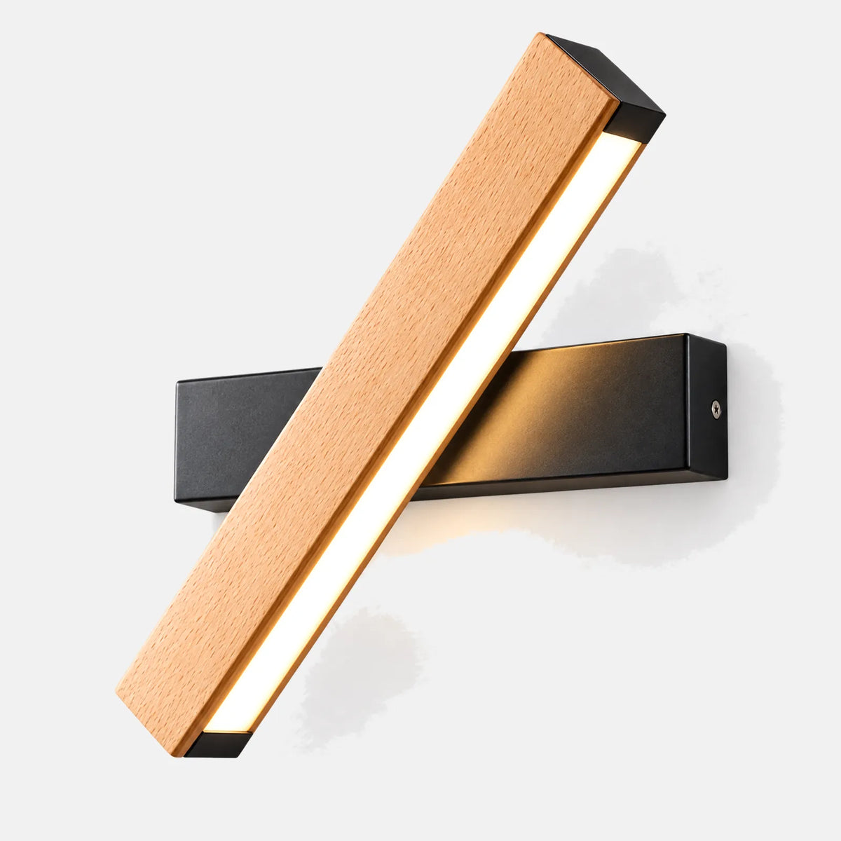 Applique LED rotative Tina, réglette en chêne sur support noir, sur fond uni