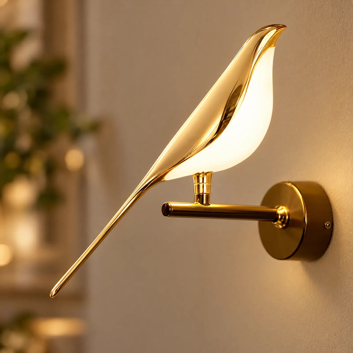 Détail de l'oiseau doré au ventre lumineux de l'applique Bird