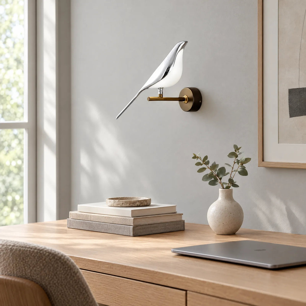 Applique Bird argentée au-dessus d'un bureau
