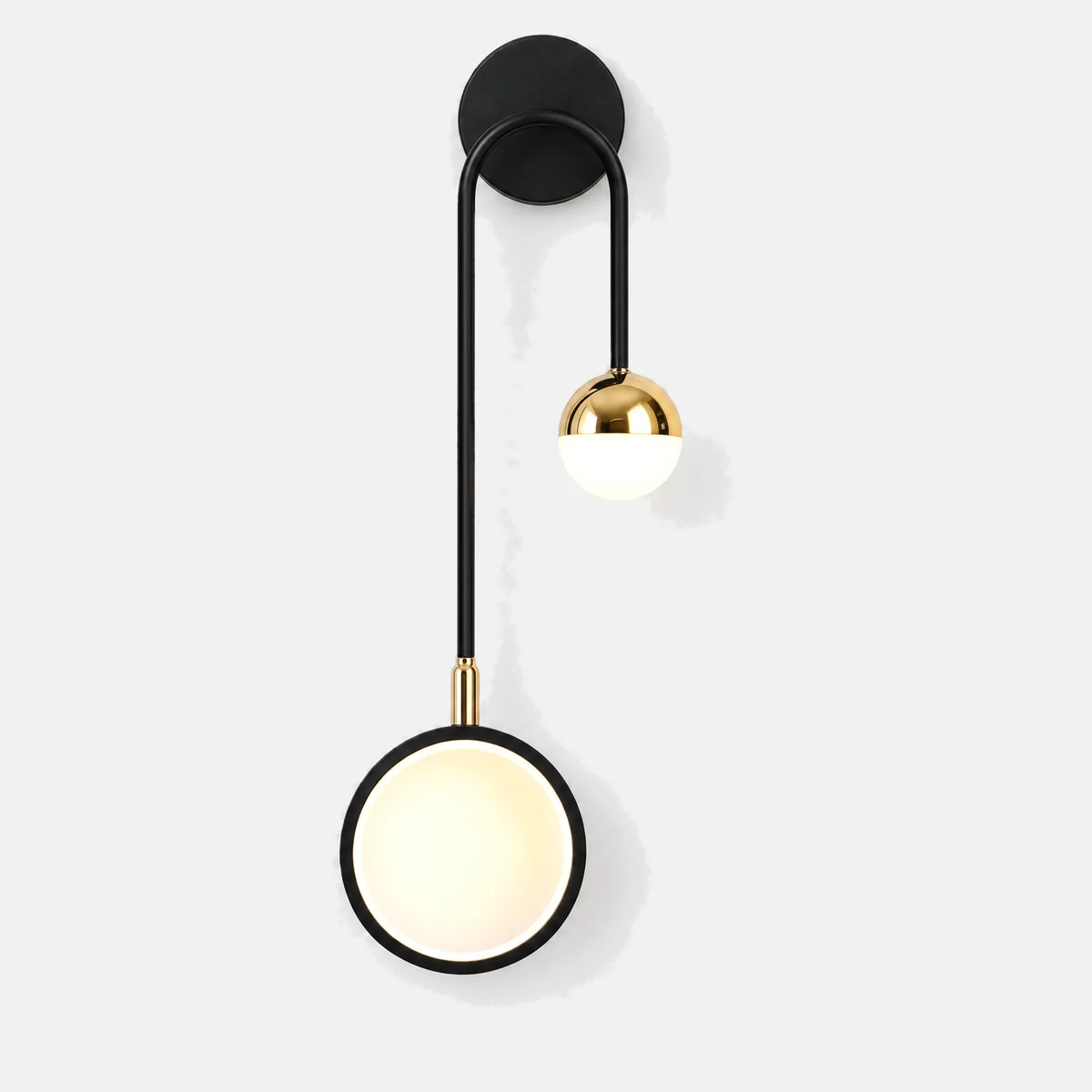 Applique murale rotative Venus droite, bras noir, globe opalin et disque LED, sur fond uni