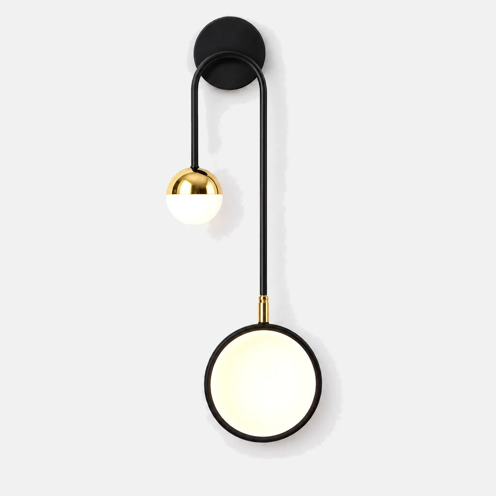 Applique murale rotative Venus gauche, bras noir, globe opalin et disque LED, sur fond uni