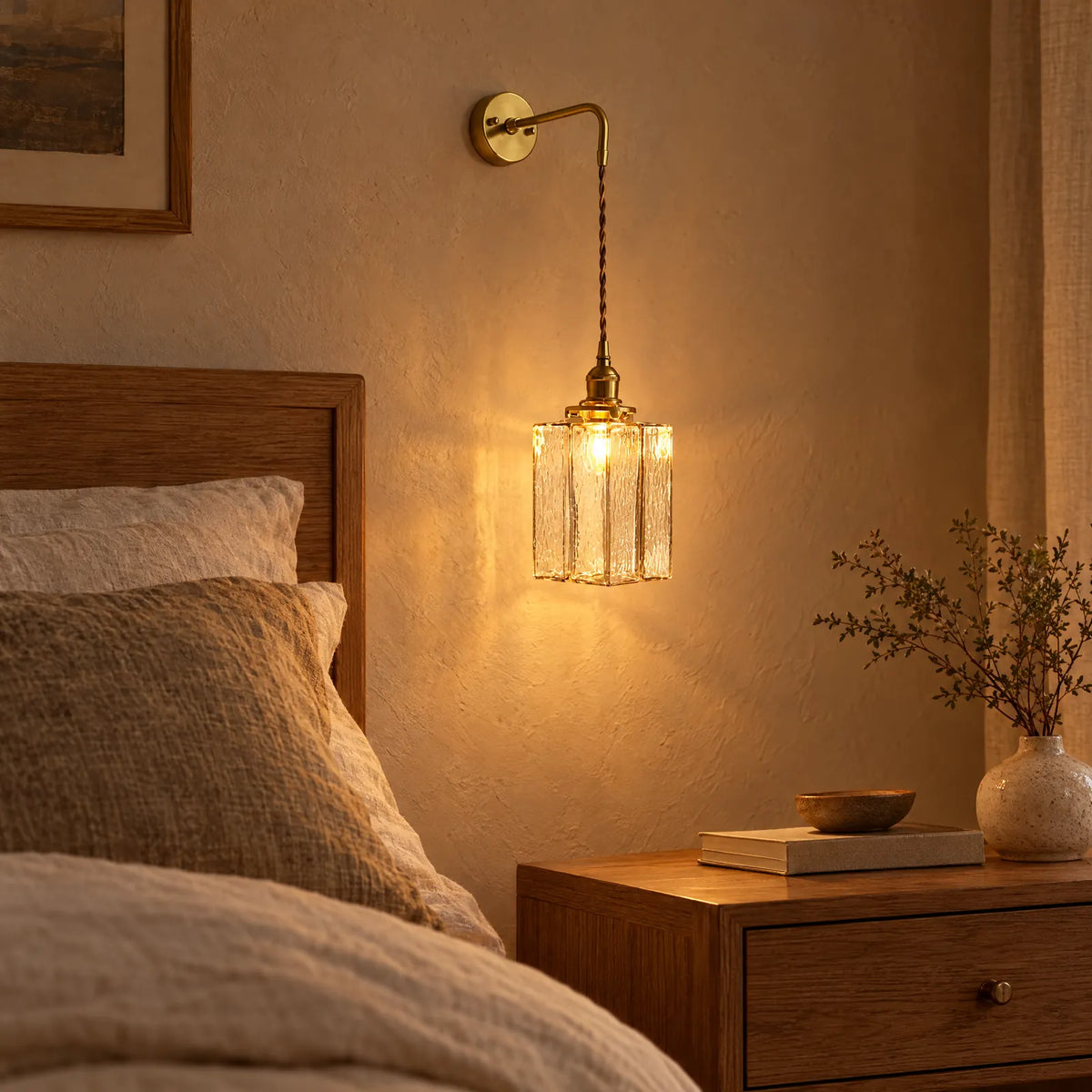 Applique vintage Lummen allumée à côté d'un lit