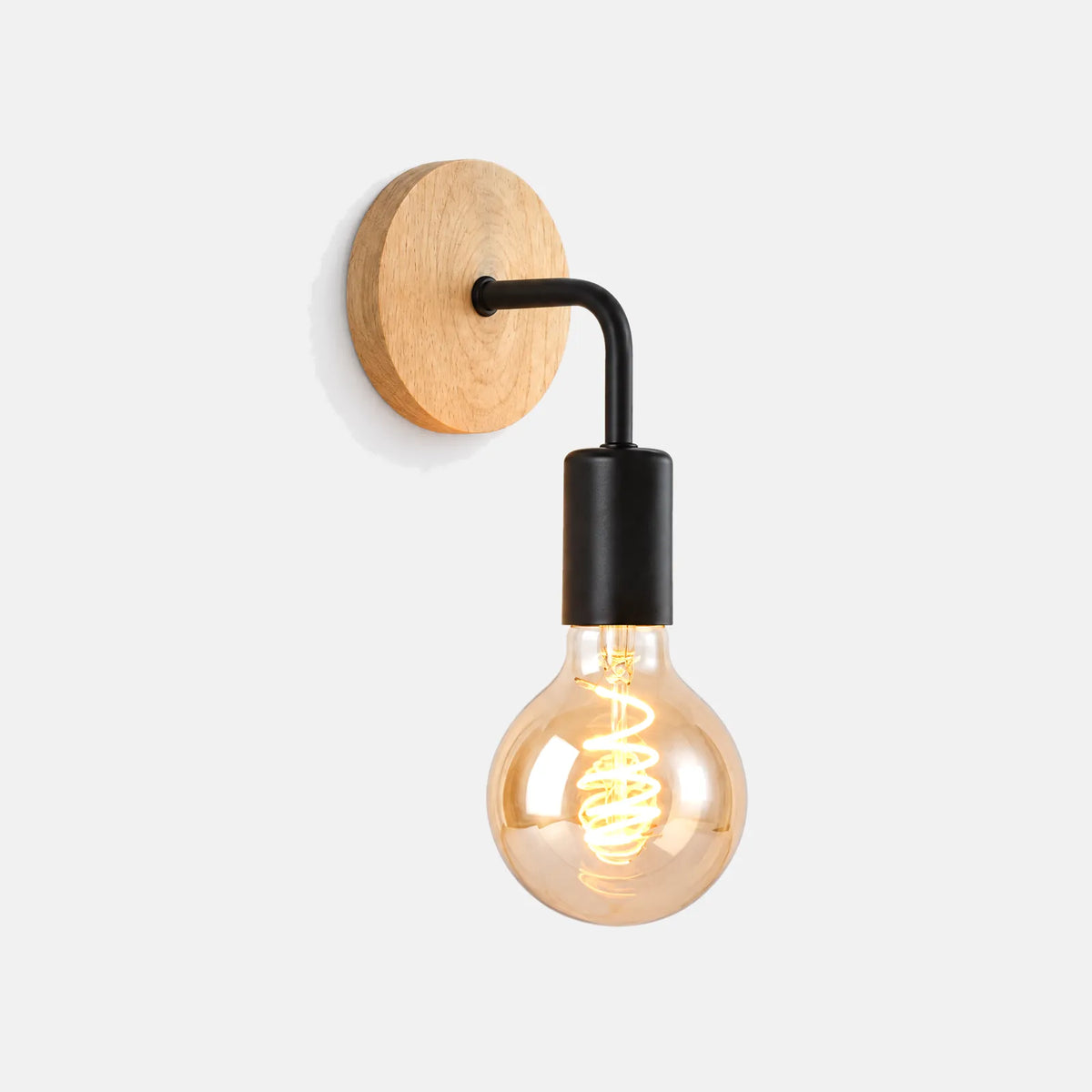 Applique vintage Nevo, platine en bois clair, bras noir et ampoule globe à filament, sur fond uni