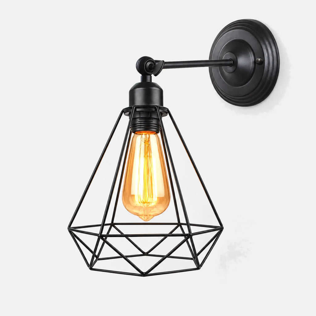Applique industrielle Izza, cage diamant en fer noir et ampoule à filament, sur fond uni
