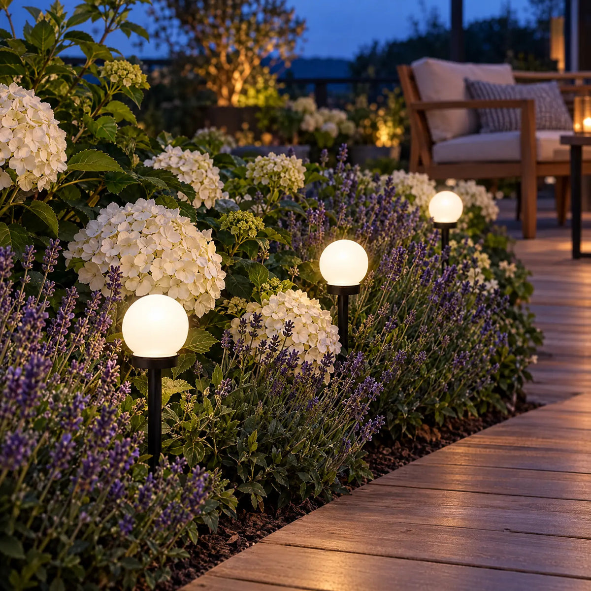 Boules solaires Lexa allumées près d'une terrasse en bois Image