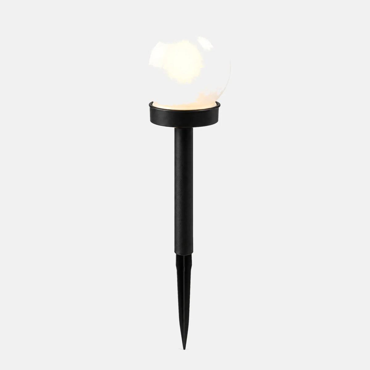 Boule lumineuse solaire Lexa, globe blanc sur piquet noir, sur fond uni