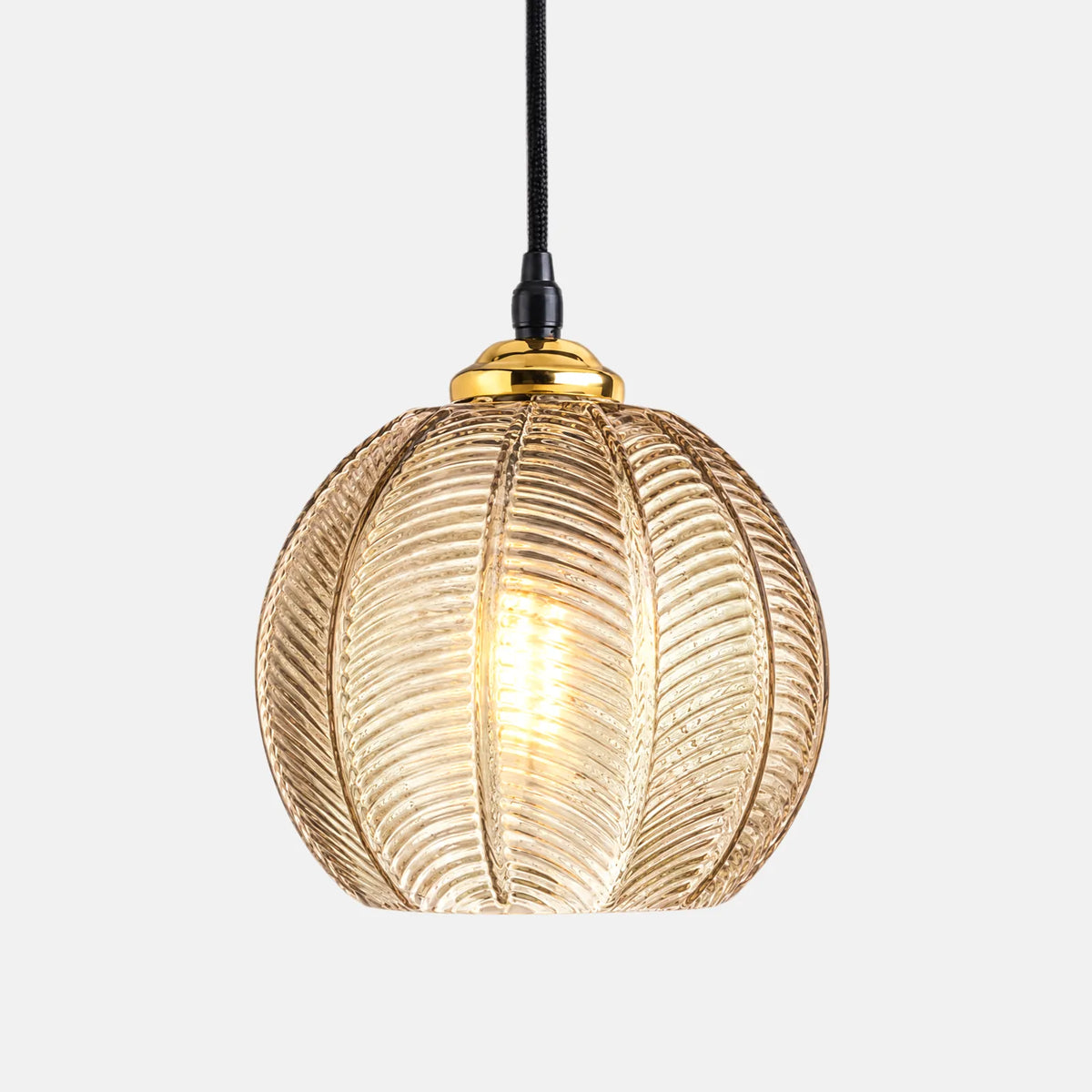 Suspension boule Felio en verre côtelé beige champagne, sur fond uni