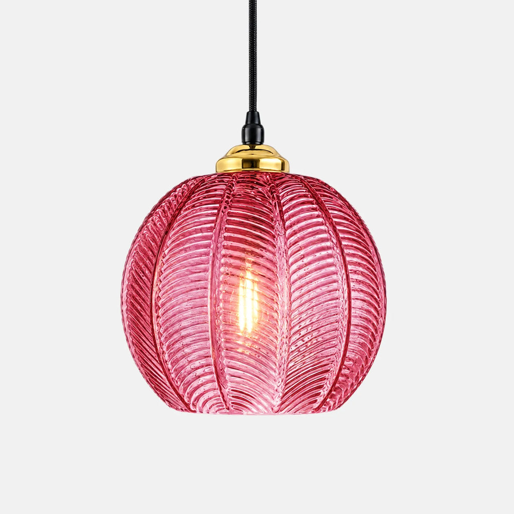 Suspension boule Felio en verre côtelé rose framboise, sur fond uni