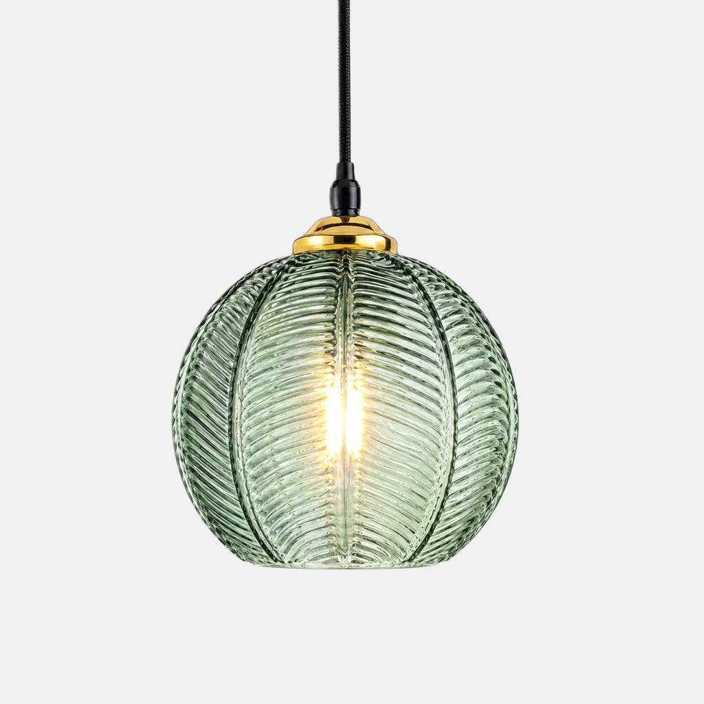 Suspension boule Felio en verre côtelé vert sauge, sur fond uni
