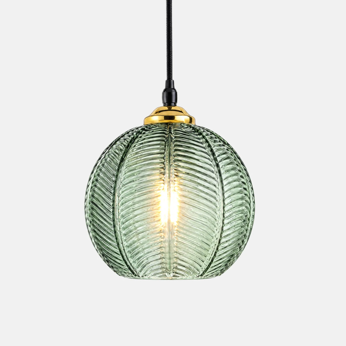 Suspension boule Felio en verre côtelé vert sauge, sur fond uni