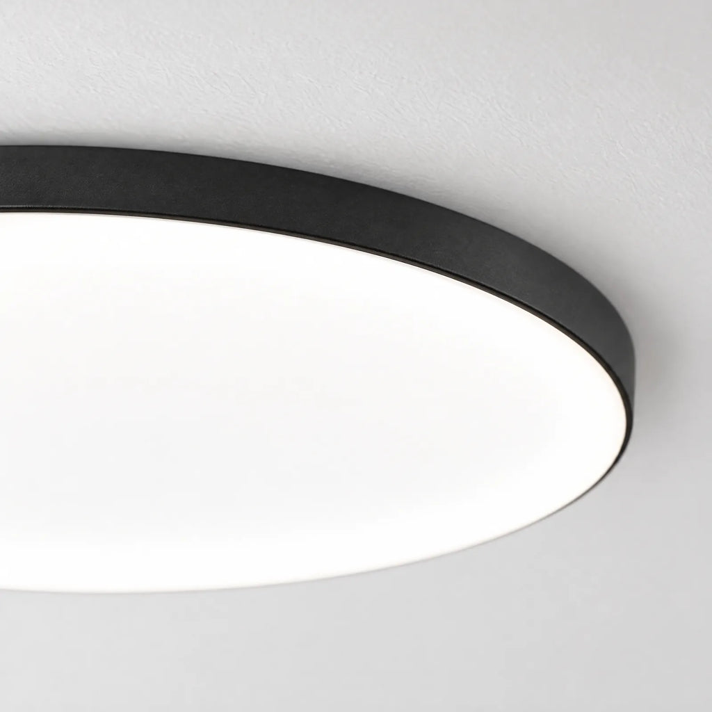 Détail du contour noir et du diffuseur allumé du plafonnier Ify