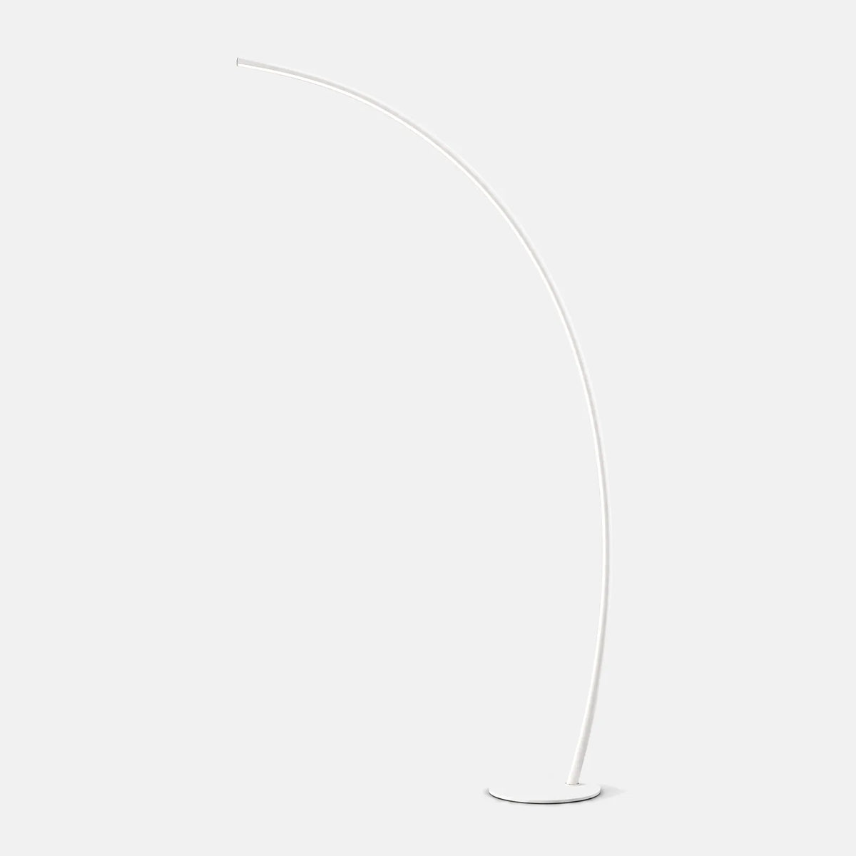 Lampadaire arc LED Kara blanc, arc fin et socle rond, sur fond uni