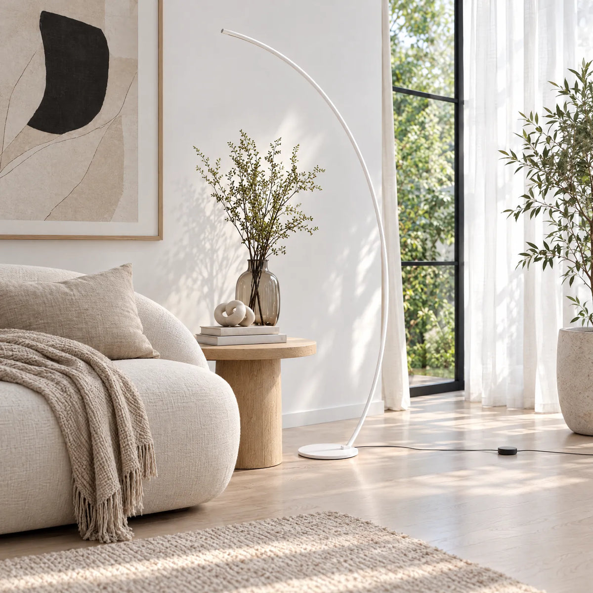 Lampadaire arc Kara blanc dans un salon scandinave lumineux