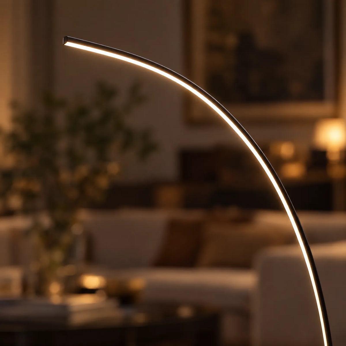 Détail de la bande LED allumée sous l'arc du lampadaire Kara