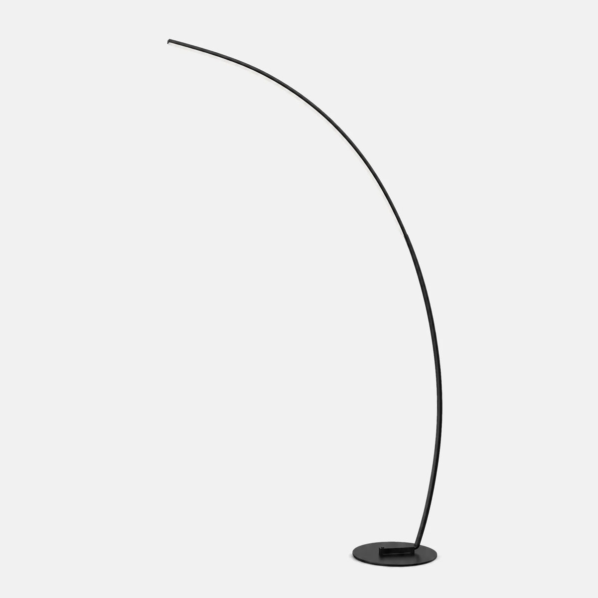 Lampadaire arc LED Kara noir, arc fin et socle rond, sur fond uni