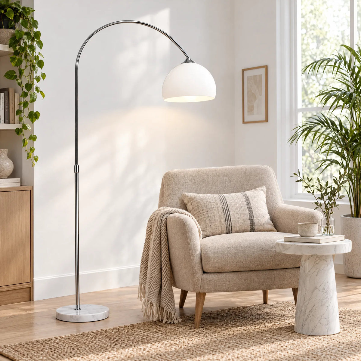 Lampadaire arc Yva blanc au-dessus d'un fauteuil en lin Image