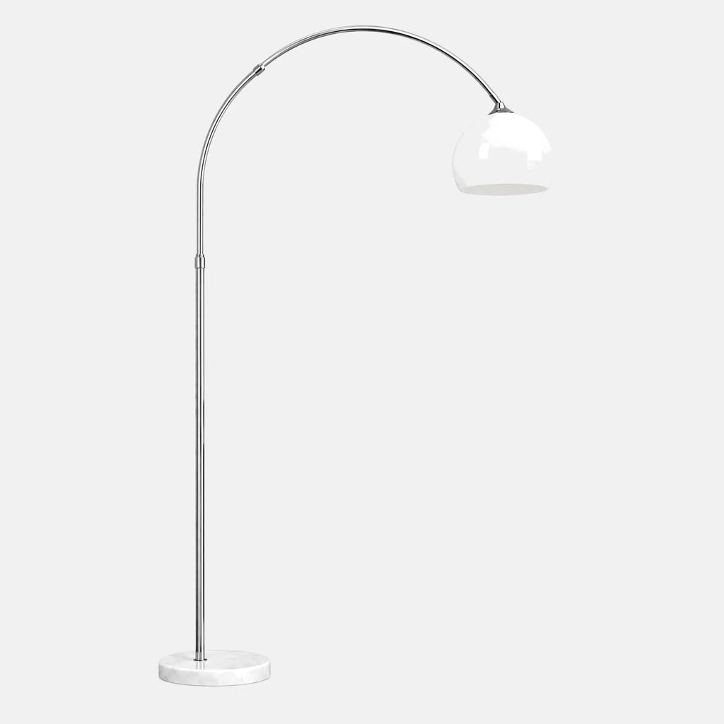 Lampadaire arc Yva chromé, abat-jour dôme blanc et socle en marbre blanc, sur fond uni