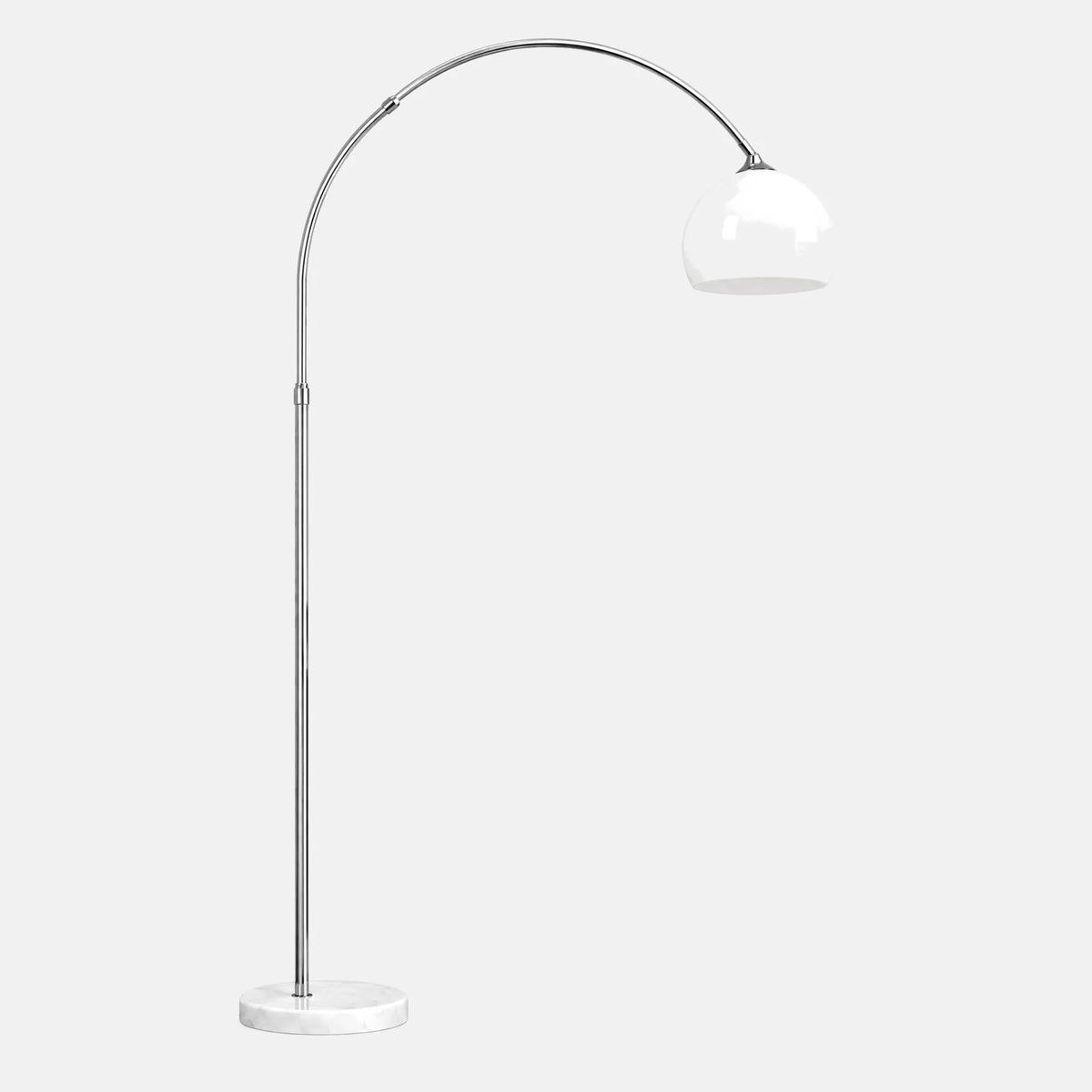 Lampadaire arc Yva chromé, abat-jour dôme blanc et socle en marbre blanc, sur fond uni
