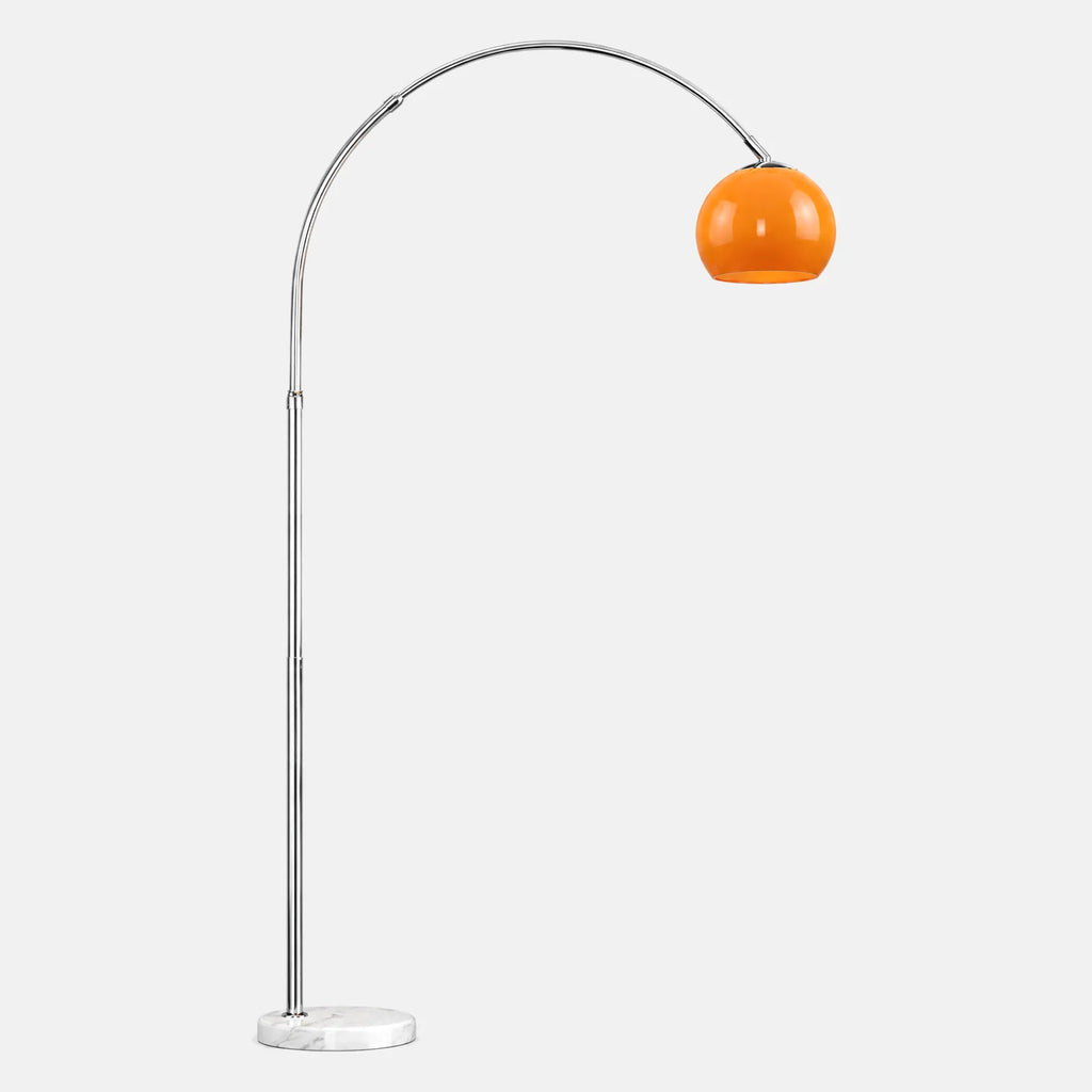 Lampadaire arc Yva chromé, abat-jour dôme orange et socle en marbre blanc, sur fond uni
