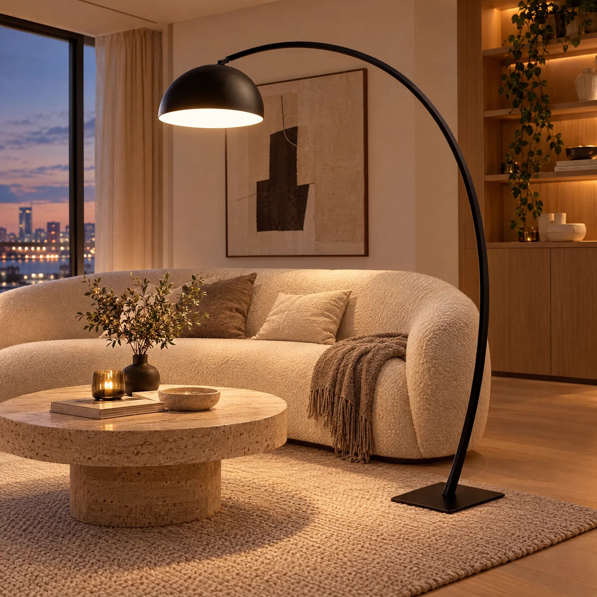 Lampadaire arc Klostra allumé au-dessus d'un canapé bouclette
