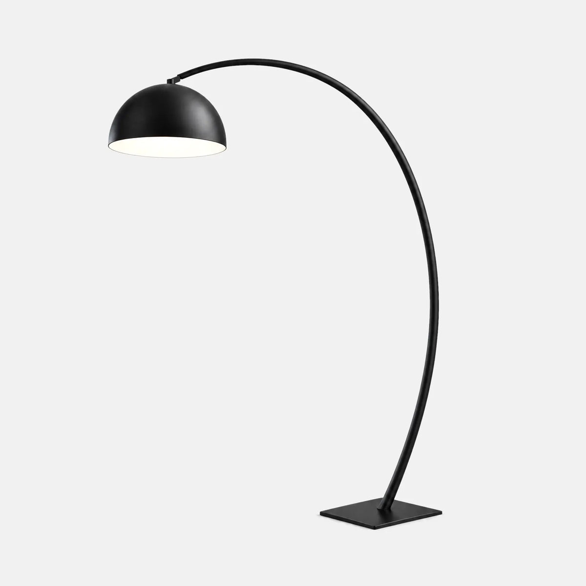 Lampadaire arc Klostra noir, abat-jour dôme et socle rectangulaire, sur fond uni
