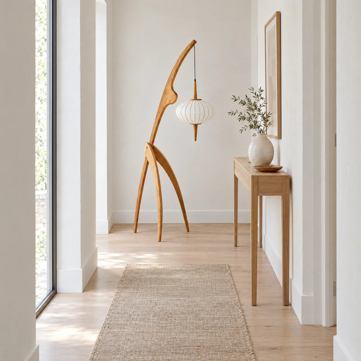 Lampadaire bois Alia dans un couloir lumineux