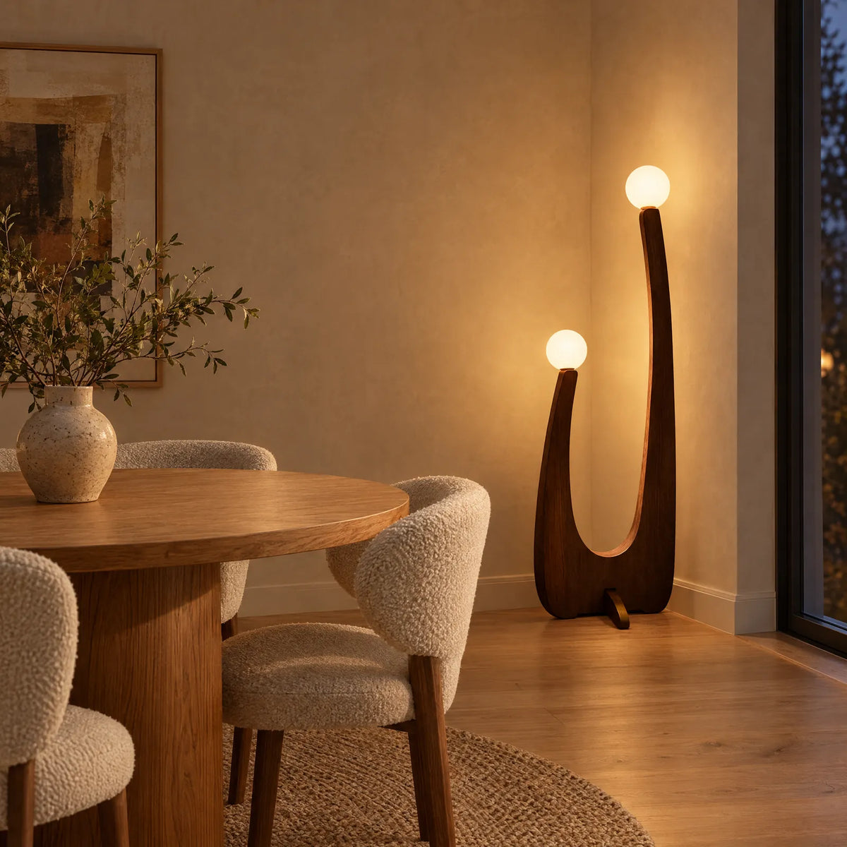 Lampadaire en bois Solad allumé dans le coin d'une salle à manger Image