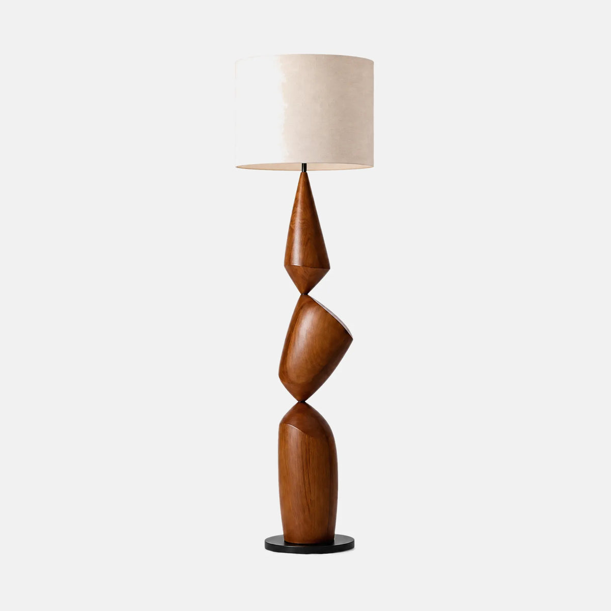 Lampadaire en bois massif Rebusto, colonne sculptée en noyer et abat-jour en lin crème, sur fond uni