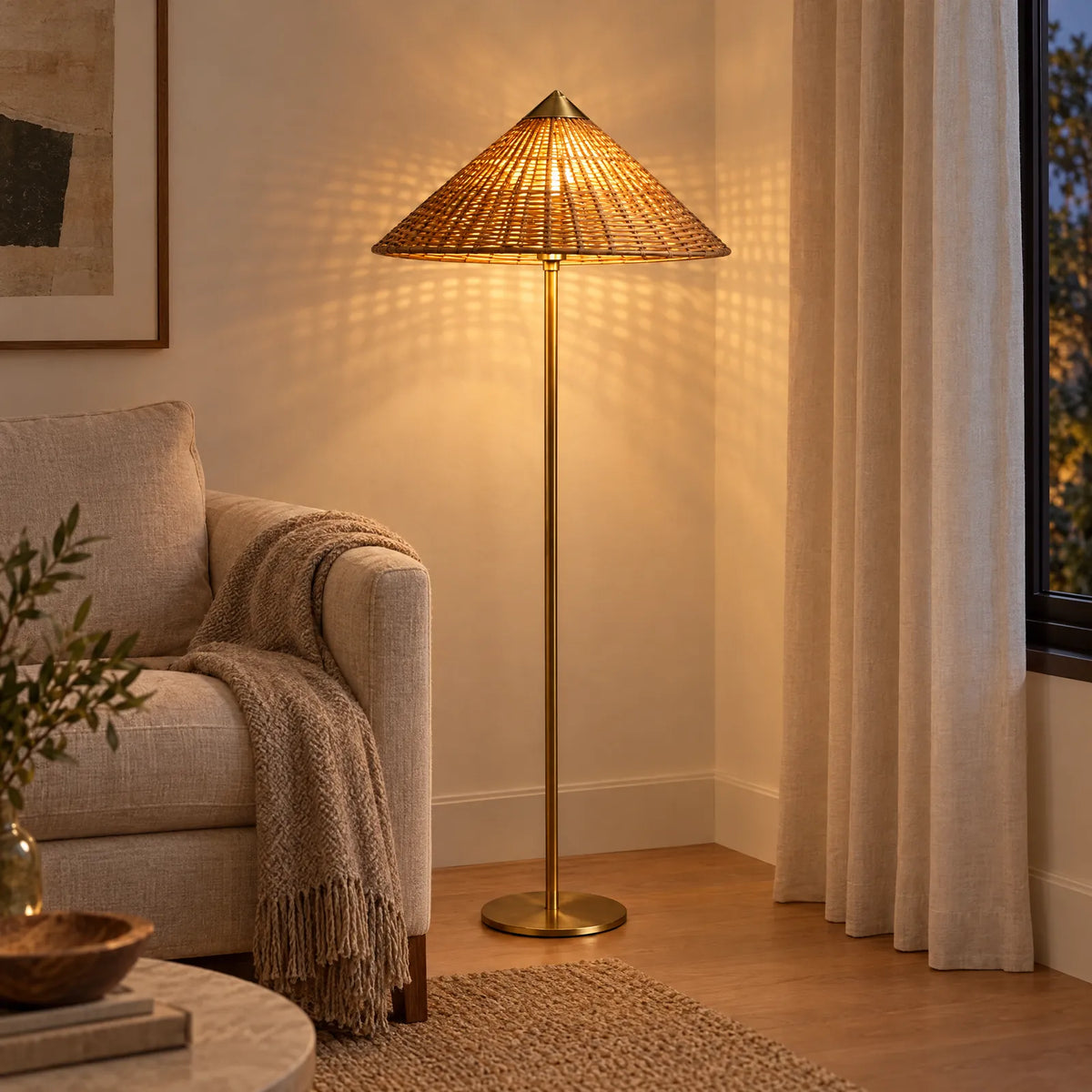 Lampadaire rotin Lumeo allumé projetant le motif du tressage sur le mur