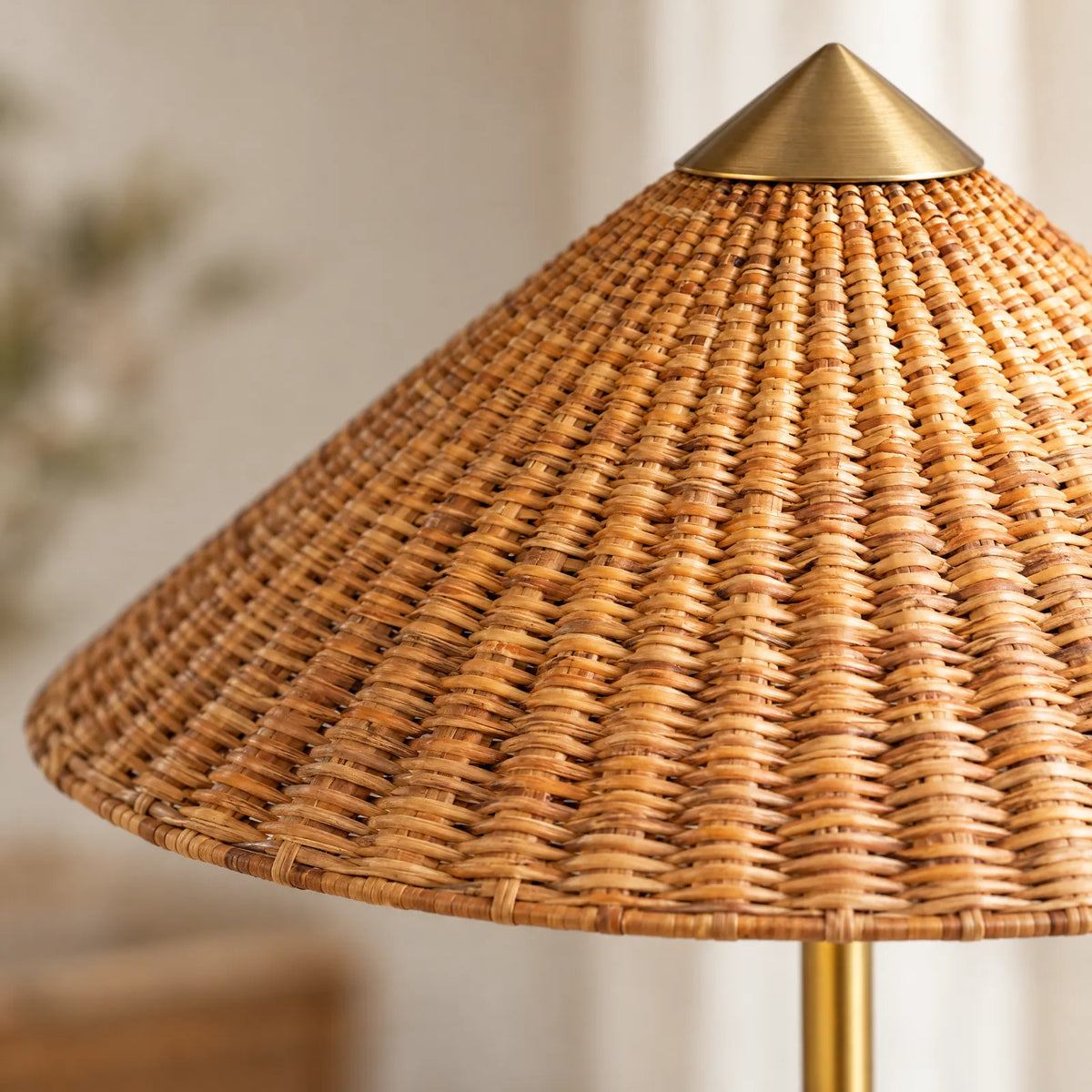 Détail de l'abat-jour conique en rotin tressé du lampadaire Lumeo